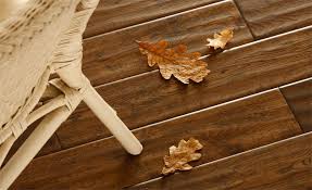 الأرضيات الخشبية الصلبة أيهما أفضل نسخة ضخمة من خشب البلوط أو الرماد أو الخيزران أو الباركيه المضغوط وظلال القهوة والكالاهاري في المناطق الداخلية