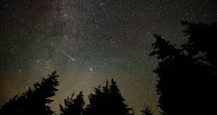 英仙座流星雨 （perseids）是以 英仙座 γ星附近为 辐射点 出现的 流星雨 ，也称 英仙座γ流星雨 。 每年在7月20日至8月20日前后出现，于8月13日达到高潮。 与 象限仪座流星雨 、 双子座流星雨 并称为 年度三大流星雨 。 Yzro1kx Hers9m