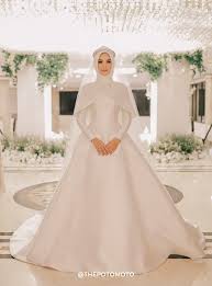 Desain baju ini cocok sekali buat kamu yang memiliki bentuk lengan gemuk atau bahu yang sedikit membungkuk. Gambar Desain Baju Gaun Pengantin