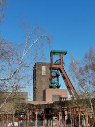 Schachturm Mit Grunen Gelandern Uber Den Schachten 1 2 8 Im Beitrag Sehenswurdigkeiten Essen Heute Die Zeche Zollverein Mit Dem Ruhr Zeche Zollverein Zeche