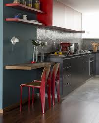 Refaire la décoration de sa cuisine n'est pas toujours chose facile alors si vous projetez un travail de décoration sur une idée décoration cuisine gris et jaune voici des idées de déco possibles. Une Deco En Rouge Et Bois Dans La Cuisine My Blog Deco