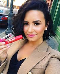 No matter she is wearing a straight haircut or a wavy hairstyle. Demi Lovato S Best Instagram Selfies Ever Demi Lovato Short Hair Demi Lovato Hair Beauty