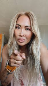 Hey you! Some reminders from your fave mid-lifer as we start a new week🤗…  1. You woke up today. Be thankful. 2. Your kindness can change a life. 3.  Your thoughts are