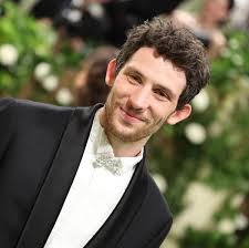 OUT NOW: The Binge & Trend Issue met coverster én guest fashion editor  Victoria Paris