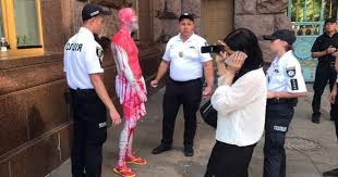 Нагадаємо, що «зеленка в обличчя» — поширена практика «вуличного» тиску на політиків в україні. Jl6z 3lxy1ikqm