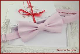 Idéal pour sublimer une tenue de cérémonie de mariage il sera la petite touche élégante des garçons d'honneur. Noeud Papillon Tissu Rose Pale Enfant Un Grand Marche
