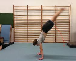 Hilfestellung ist nicht schwierig, aber wenn du wirklich niemanden hast, dann leg dir wenigstens eine sehr weiche matte oder matratze zusätzlich aufs trampolin. Flick Flack Tutorial In 8 Schritten Zum Erfolg Tuddy