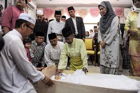 We did not find results for: Yang Di Pertuan Agong Ziarah Jenazah Bekas Speaker Dun Kedah Semasa Mstar