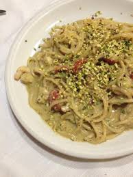 Pulire i gamberi eliminando la testa e il carapace (non gettateli, preparate una bisque di gamberi o un fumetto che potrete usare per insaporire risotti o pasta con il sugo di pesce). Pasta Al Pesto Di Pistacchi E Gamberi Foto Di Trattoria Al Faro Sicilia Tripadvisor