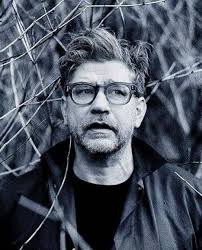 Wim Helsen (2025, cabaret try-out: Welkom Ongemak 4/5) Wim Helsen behoort  al jaren tot de meest eigenzinnige cabaretiers van het Nederlandstalige  podium. De Vlaamse comedian, tweevoudig winnaar van de Poelifinario, staat  bekend