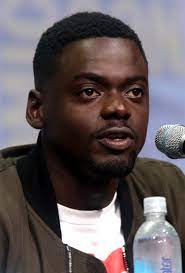 Daniel kaluuya — daniel kaluuya, né en 1989 à londres, est le présentateur du « skinscast » c est un podcast mis à disposition par e4 sur le site de la chaîne et sur itunes dans lequel on retrouve des. Daniel Kaluuya Wikipedia