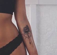 Hier Zeigen Wir Ihnen Eine Junge Frau Mit Einer Schwarzen Tatowierung Und Einem Kleinen Compass Tat Small Forearm Tattoos Unique Forearm Tattoos Compass Tattoo