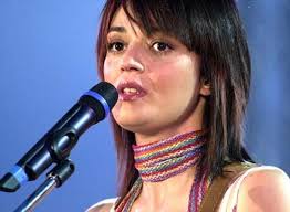 Ricordo il giorno del mio matrimonio, labito bianco di seta ed organza, fiori darancio intorno allaltare, aspettavo il mio sposo con devozione. Carmen Consoli Letras De Musicas Fm