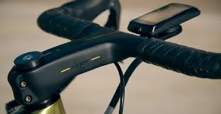 New aerodynamic tube shaping on the headtube, downtube and fork makes it a killer on breakaways, sprints and solo chase efforts. Colorazione Speciale Per La Giant Tcr Advanced Sl Di Van Avermaet Bicidastrada