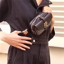 이 브라우저는 비디오 태그를 지원하지 않습니다. Faure Le Page Introduces The Knight Belt Luxsure