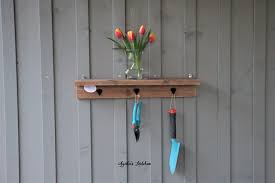 wandregal mit haken harald regal im landhausstil shabby chic hangeregal mit haken vintage ablage gartenregal mit aufhangung holzregal wandregal mit haken regal holzregal