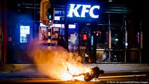 A situation in which a large crowd of pe. Netherlands Another Night Of Riots Over Coronavirus Curfew News Dw 26 01 2021