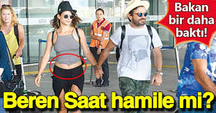 Beren saat, eşi kenan doğulu ile beraber tatil pozlarını paylaşarak lila bikinimle barda pazar günü mesajını düştü. Beren Saat Hamilemi Beren Saat Kac Yasinda Beren Saat Instagram
