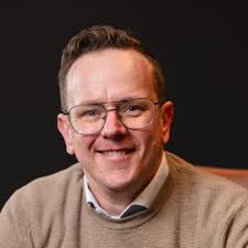 Nog een laatste keer de route van de rouwauto doornemen met chauffeur Jack  Verhoeven van Verhoeven Rouwvervoer We laten niets aan het toeval over.