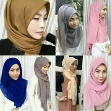 Antara gaya termudah untuk memakai tudung bawal adalah dengan melipat dua tudung bawal itu. Tudung Saudia