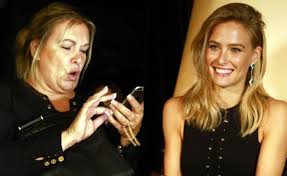 דלתות הקרון נפתחות בלחיצה על כפתור, המתינו מספר שניות לפתיחה מלאה של הדלת. ×ž×™ ××ª ×¦×™×¤×™ ×¨×¤××œ×™