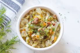 Per preparare i crauti alla bavarese, affettate il cavolo cappuccio bianco a listarelle fini. 7 Ricette Gustose Con Il Cavolo Cappuccio