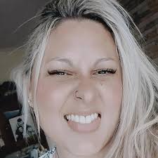 Nunca me anime tanto al blanco! Por prejuicios de que hace más gorda. Una  vez iba por la calle con un vestido blanco y un boludo me gritó “pareces  una heladera ,