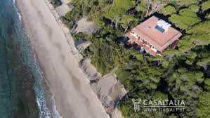 L'appartamento al terzo piano con ascensore, si trova a soli 100 mt dal mare. Villa Sul Mare Suddivisa In Appartamenti A Roccamare