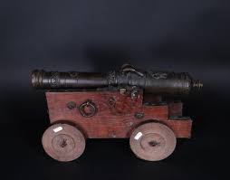 Pendant environ deux siècles, de 1550 à 1750 le canon en bronze installé sur la ligne méridienne de­ paris tonnait à midi, grâce à une loupe qui provoquait la mise à feu de la mèche les jours de soleil. Arme Petit Canon Dans Le Style Du 18es En Bronze Anneaux De Renfort Et 4 Roues