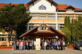 Pensiune csiki se situeaza in zona ultracentrala a orasului miercurea ciuc, in cea mai veche si cunoscuta strada a orasului.pensiunea ofera cazare in camere dotate cu baie si televizor, mic dejun. Asociatia Comitetului De Parinti Cnog Miercurea Ciuc Home Facebook