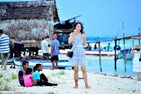 Kepulauan melayu di persekitaran laut sulu, borneo, laut sulawesi hanya dipisahkan oleh air dan lautan. Rumah Tengah Laut Tiada Elektrik Kehidupan Bajau Laut Sabah Dicemburui Libur