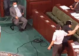 وأظهر مقطع فيديو، النائب المستقل، الصحبي سمارة ، وهو يتقدم صوب عبير موسي أمام مرأى الجميع، ثم انهال عليها بالضرب، بينما كانت رئيسة الدستوري الحر تصرخ من جراء الاعتداء الذي تعرضت له. Ù‡Ø² Ù„Øª Ù…Ø´Ù‡Ø¯ Ø¢Ø®Ø± Ù…Ø´ÙŠÙ† Ø¹Ø¨ÙŠØ± Ù…ÙˆØ³ÙŠ ØªØªØ¹Ø± Ø¶ Ù„Ù„Ø¶Ø±Ø¨ ØªØ­Øª Ù‚Ø¨Ø© Ø§Ù„Ø¨Ø±Ù„Ù…Ø§Ù† Ø³ØªØ±Ø§ØªÙŠØ¬ÙŠØ§ Ù†ÙŠÙˆØ²