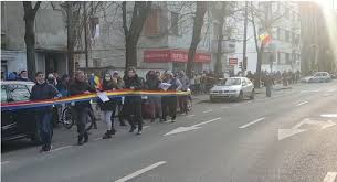 Am vizitat portugalia si acolo era mai simplu sa vezi unde se mananca bine. Video Oamenii Au Iesit In StradÄƒ Si La Timisoara In PlinÄƒ CarantinÄƒ S Au Ars MÄƒsti De ProtecÅ£ie In FaÅ£a Catedralei Fritz Nu Uita Timisoara Nu I A Ta Stiri Pe Surse