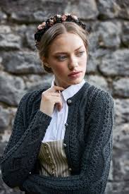 Wie alle produkte von schönes fräulein ist auch dieser haarreif sehr angenehm zu tragen. Blumen Haarreif Heidi In Schwarz Beige Und Rose Tonen Dirndl Bluse Und Jackchen Gottseidank Blumen Haarreif Traditionelle Mode Dirndl