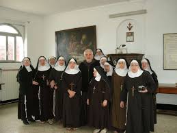 Le monache di santa maria maddalena appartenenti all'ordine di santa chiara, si dividevano in coriste e converse, le prime dedite alla preghiera nel 1955 le suore di santa maria maddalena aderirono alla federazione delle clarisse urbaniste, dopo aver accettato le nuove costituzioni. La Comunita Le Clarisse Cappuccine A Genova