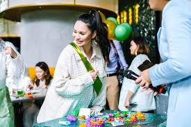 Berita gembira buat peminat izara aishah apabila pelakon itu selamat melahirkan cahaya mata perempuan pertama seberat. Beruntung Izara Aishah 3 Mak Buat Kejutan Baby Shower Bakal Terima Anak Perempuan Nona