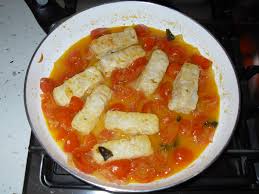 Irrorare con l'olio e cuocere in forno preriscaldato a 220 °c per circa 20 minuti; Ricetta Nasello Con Pomodorini