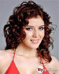 2006 yılında, henüz 15 yaşını doldurmamışken deniz akkaya ile top model türkiye yarışma programına katıldı ve burada ikinci oldu. Senem Kuyucuoglu Biyografi Info