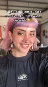 Tatouage de Lou : Un dessin de bande dessinée enchanteur