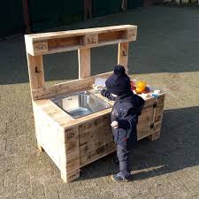 Mat Kitchen Made Of Pallets With Hose Connection Mud Kitchen Mud Kitchen For Kids Diy Mud Kitchen