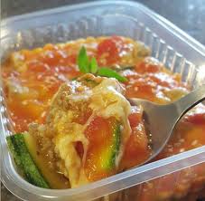 Essa lasanha de aborbinha é feita sem farinha e é muito nutritiva, sendo uma ótima opção de receita leve e prática coloque as lâminas de abobrinha e deixe grelhar, virando para dourar dos dois lados. 03 Lasanha De Abobrinha Com Carne E Gergelim Clover Detox