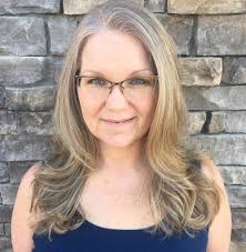 Was sind die trends bei frisuren für feines haar 2019? 20 Universell Schmeichelhafte Frisuren Fur Frauen Uber 50 Mit Brille Neueste Frisuren Bob Frisuren Frisuren 2018 Neueste Frisuren 2018 Haar Modelle 2018