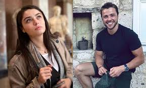 1992 yılında sinop'ta dünyaya gelen ayça ayşin turan 2011 yılında dinle sevgili adlı dizide daha sonra karagül dizisi ve 2015 yapımı olan sevimli tehlikeli isimli sinema filminde rol almıştır. Tolga Saritas Ile Ayca Aysin Turan In Yeni Dizisi Ariza Bir Is Olacak