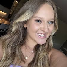 Samantha Phelps's Instagram, Twitter & Facebook