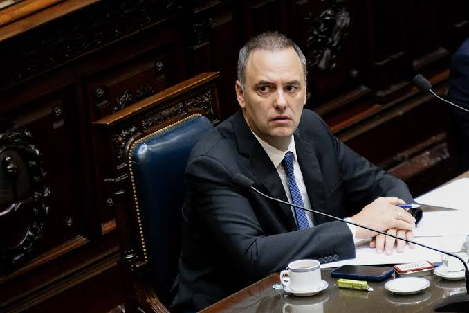 Milei suma más problemas por nuevas denuncias contra Adorni - Bloomberg