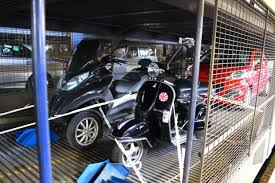 Désacoupler les deux câbles du frein à main. Partir En Vacances En Voiture Electrique Dans Les Coulisses De L Auto Train