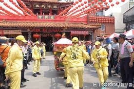 西螺福興宮 走過大街小巷 太平慈航 太平媽遶境活動 先人唐山過台灣，橫誇大洋無際海際，心中恐懼不安定讓人驚恐無法排解，宗教的慈福寄託發揮最大力量；過去先民居住於沿海一帶，大都侍奉於媽祖因而來台祖先們，當然帶著媽祖來台保祐航海一切平安。 Whviviqpomwz6m