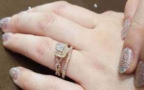 Check spelling or type a new query. Mengenal 7 Perbedaan Cincin Kawin Dan Cincin Tunangan