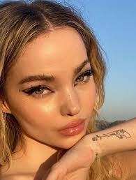 Dove Cameron springer ud som queer