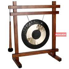 Gamelan merupakan alat musik ensembel (kelompok alat musik) yang terdiri dari gambang, gong, gendang, bonang dan lain sebagainya. Kenali Alat Muzik Tradisi Warisan Melakakini